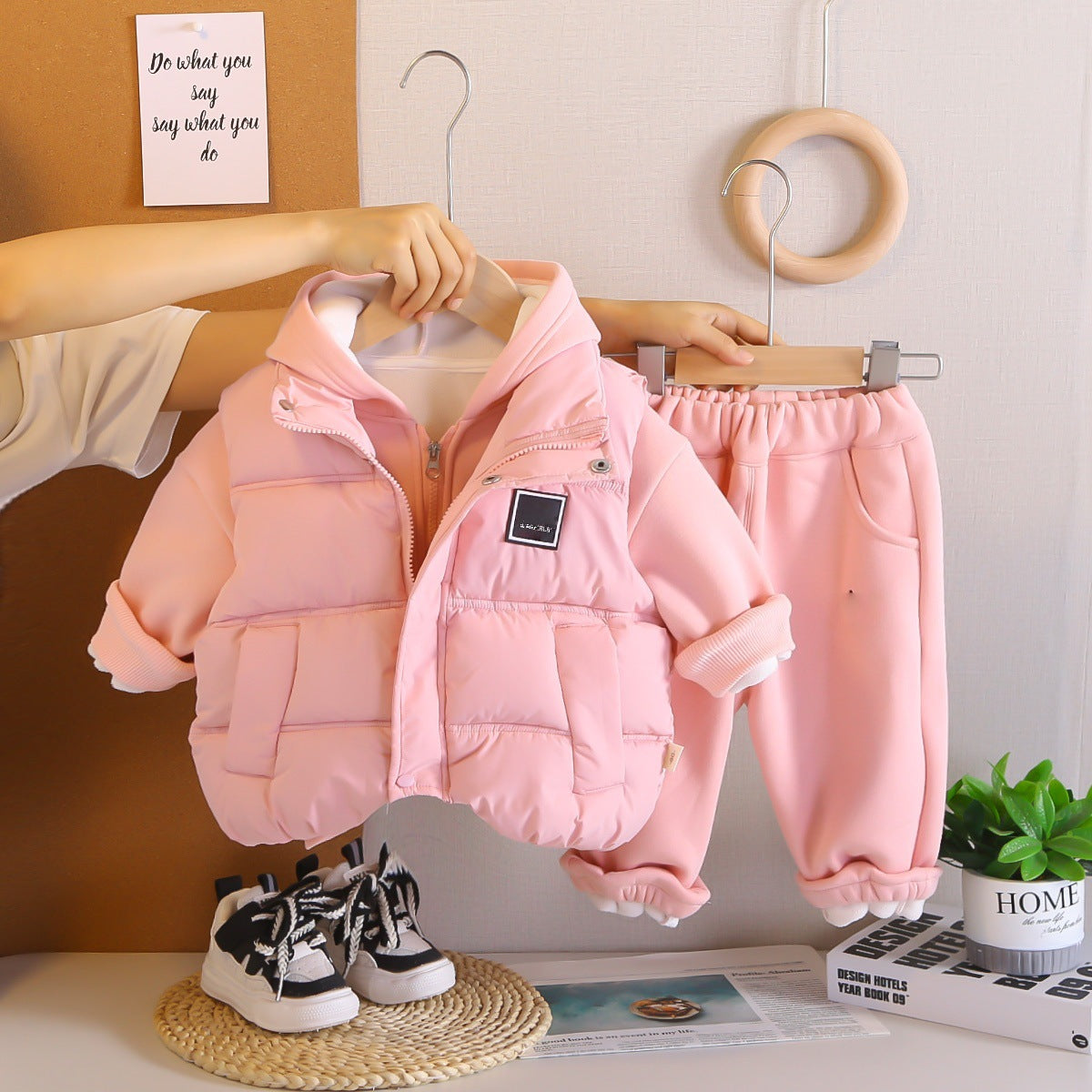 Conjunto de 2 piezas: chaqueta gruesa y pantalón de algodón en color rosa.