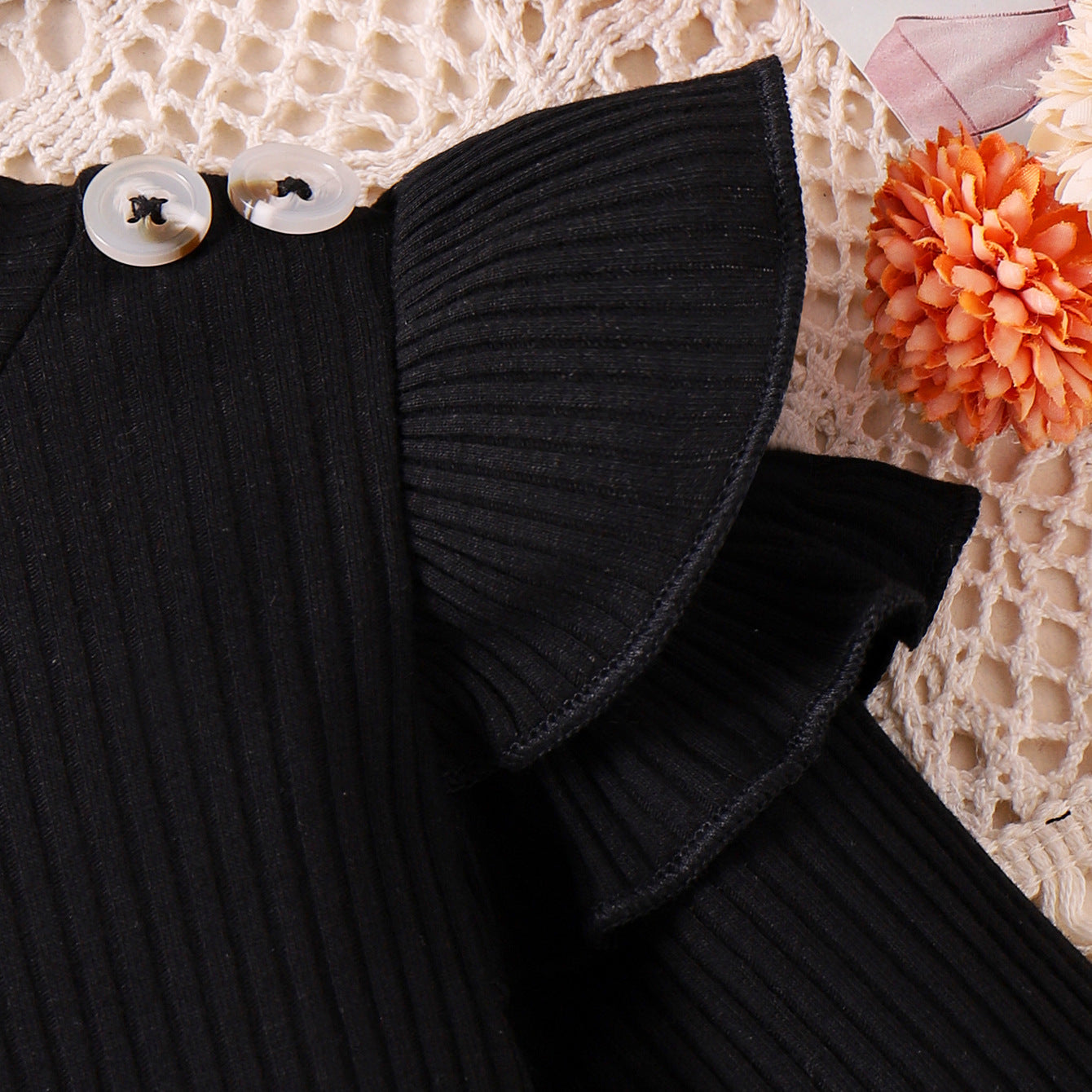 Conjunto completo para niñas con un look clásico y moderno.