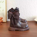 Botas de invierno con diseño clásico y moderno.