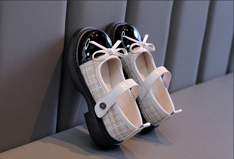 حذاء بناتي بتصميم لامع مع ربطة أنيقة