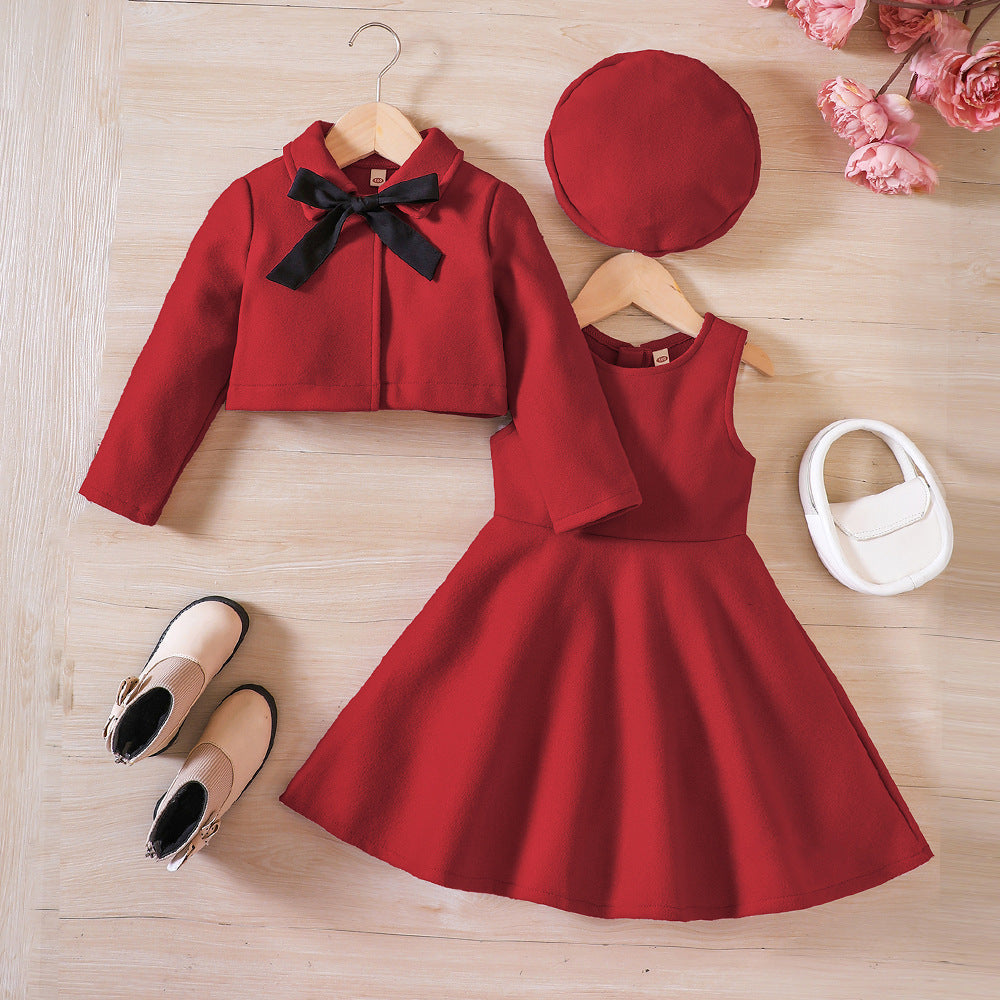 Conjunto elegante de 3 piezas: vestido, chaqueta y gorro en color rojo burdeos.