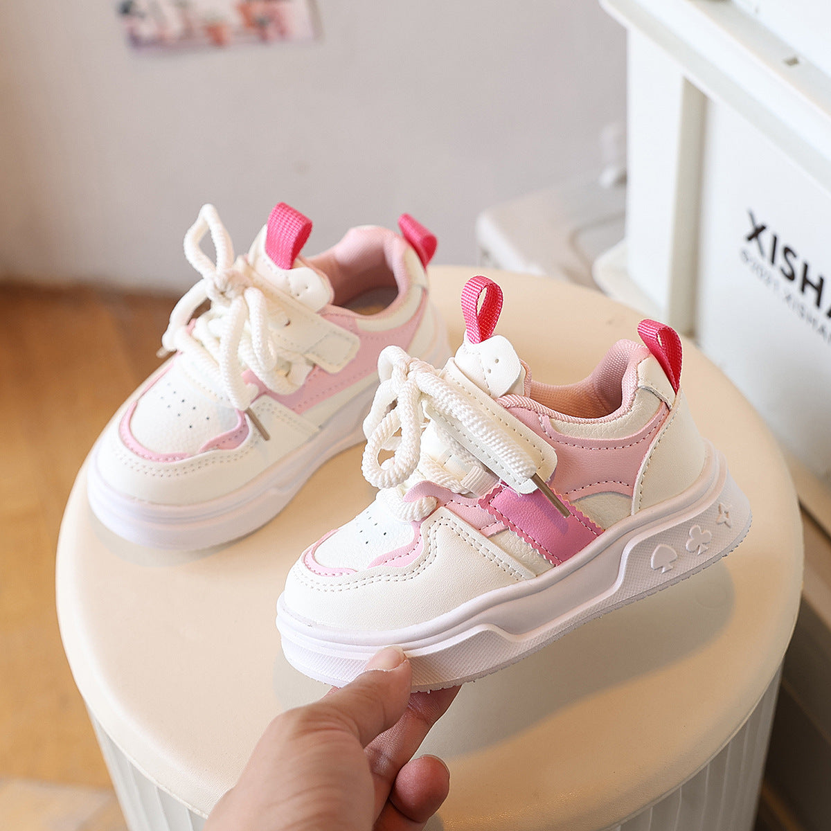 حذاء رياضي بمزيج اللونين الوردي والأبيض بتصميم عصري للبنات