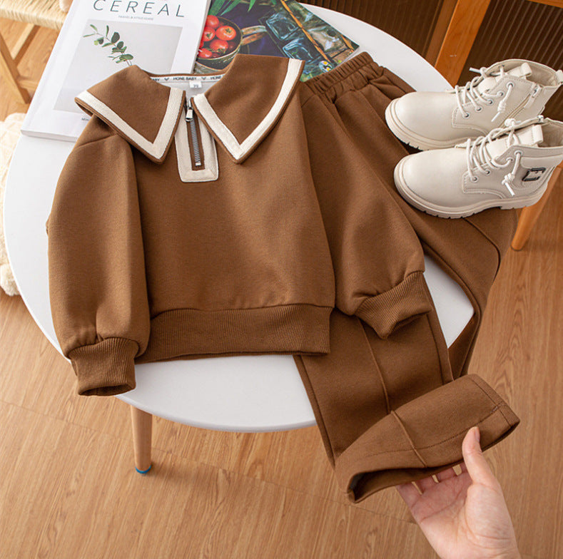 Conjunto cálido de 2 piezas con diseño moderno.