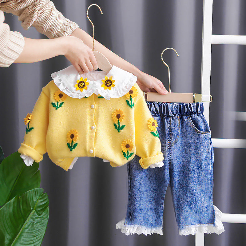 Conjunto de 2 piezas: blusa tejida con cuello decorado y pantalón vaquero.