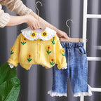 Conjunto de 2 piezas: blusa tejida con cuello decorado y pantalón vaquero.