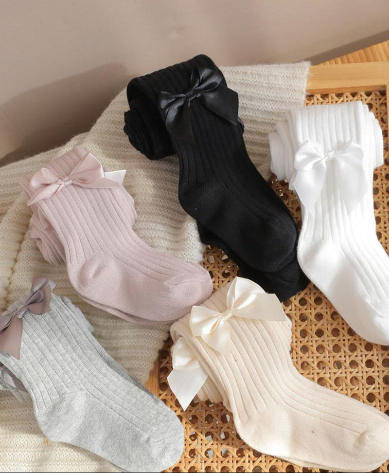 Calcetines largos con diseño suave y elegante