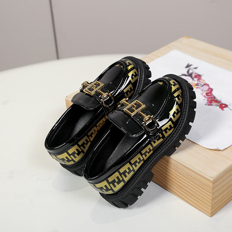 حذاء لوفر بتصميم عصري بلمسة ذهبية