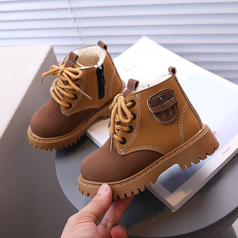 حذاء شتوي بفرو ناعم ودافئ بتصميم عصري