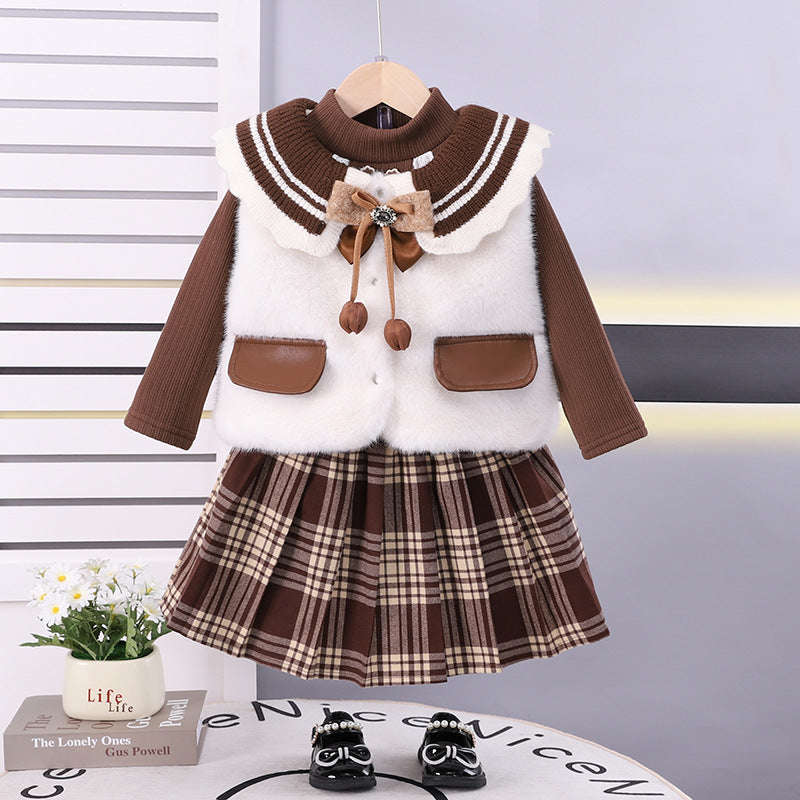 Conjunto clásico de 3 piezas: camiseta interior, chaleco de lana y falda a cuadros.