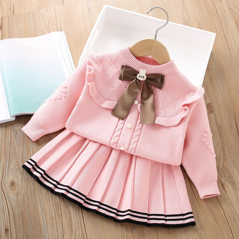 Vestido de niña tejido de invierno de dos piezas: top y falda.