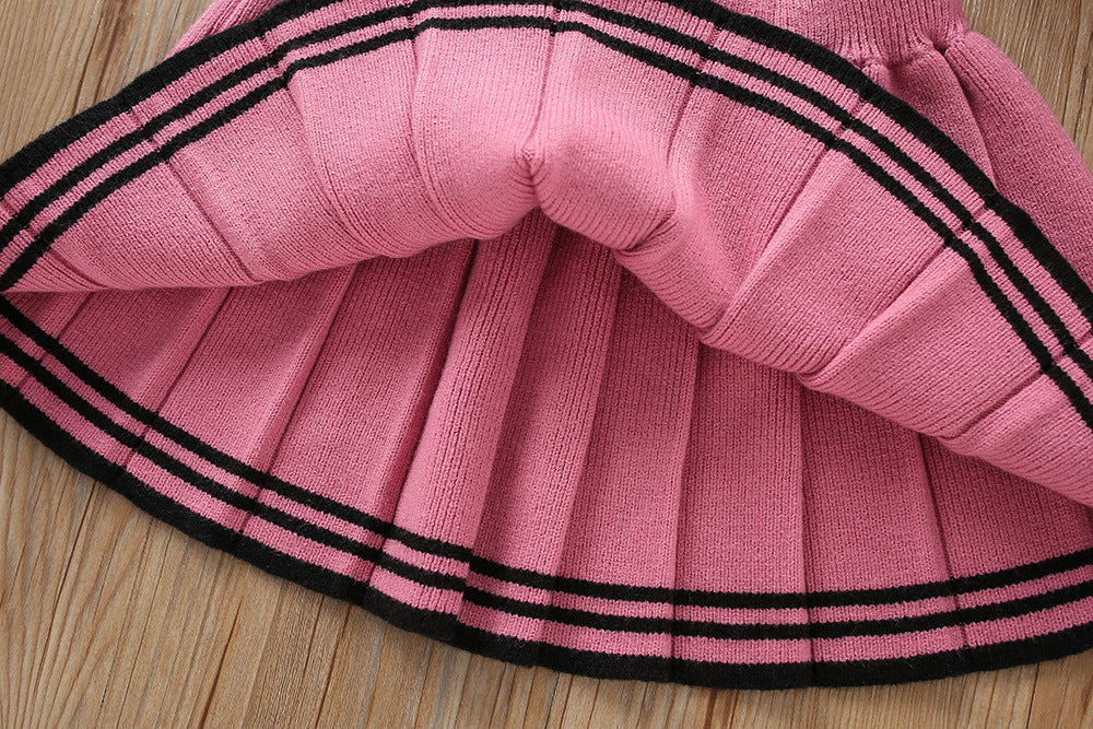 Vestido de niña tejido de invierno de dos piezas: top y falda.