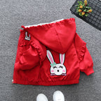 Chaqueta encantadora con diseño de conejo bordado
