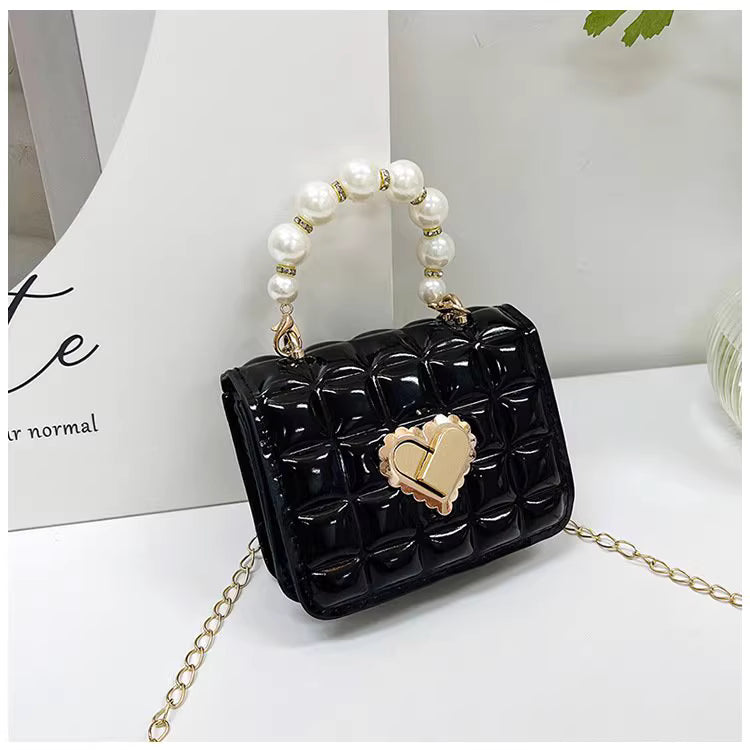 حقيبة اللؤلؤ صغيرة بقفل ذهبي على شكل قلب بتصميم عصري للبنات