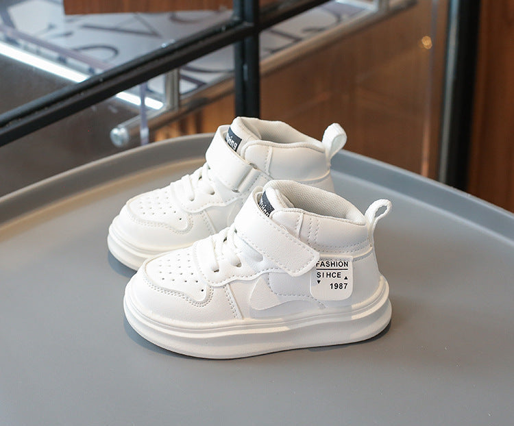 حذاء رياضي بتصميم عصري بلون أبيض