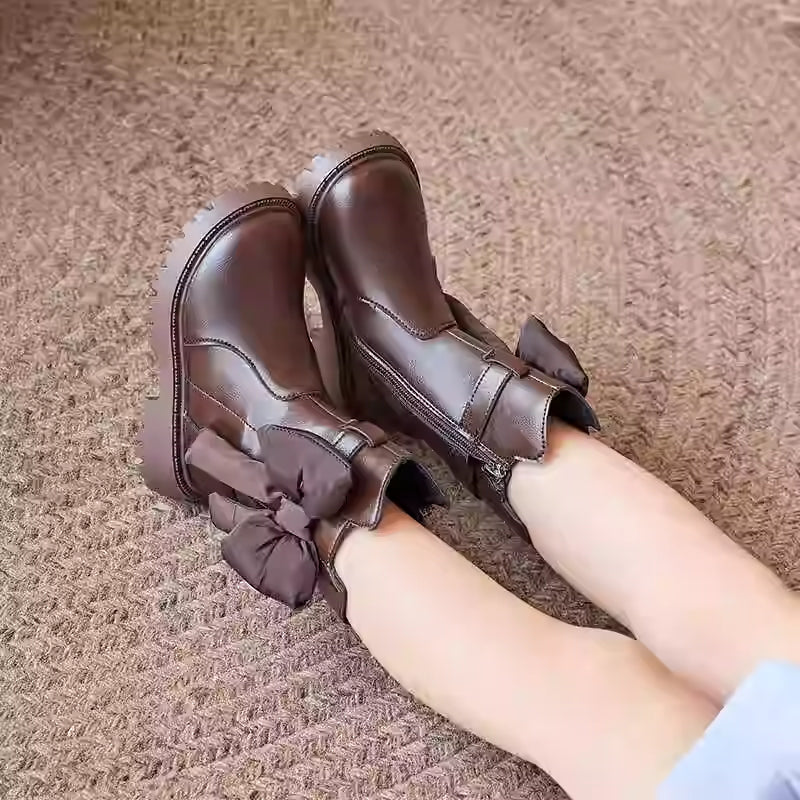 Botas de invierno con diseño clásico y moderno.