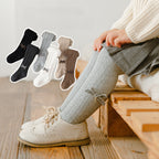 Medias elegantes para niña con lazo bordado.