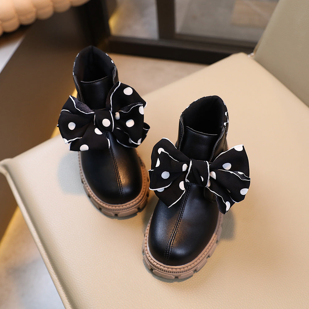 بوت شتوي أنيق بتصميم بفيونكة قماشية منقطة