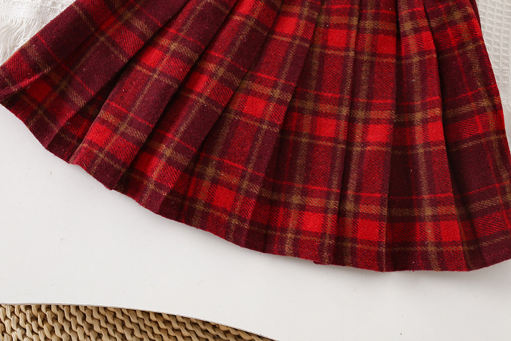 Vestido tejido con detalles de piel, de diseño elegante.