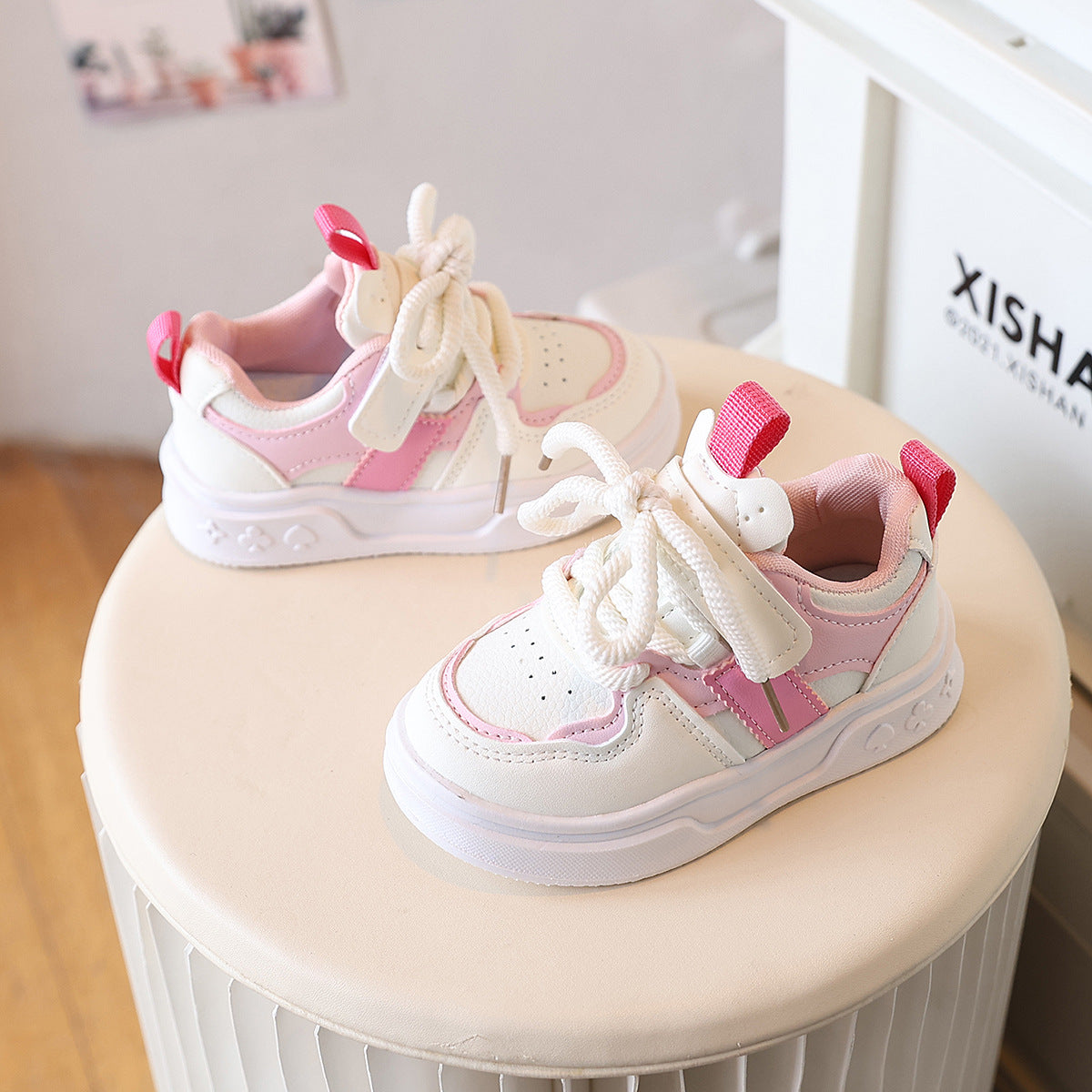 حذاء رياضي بمزيج اللونين الوردي والأبيض بتصميم عصري للبنات