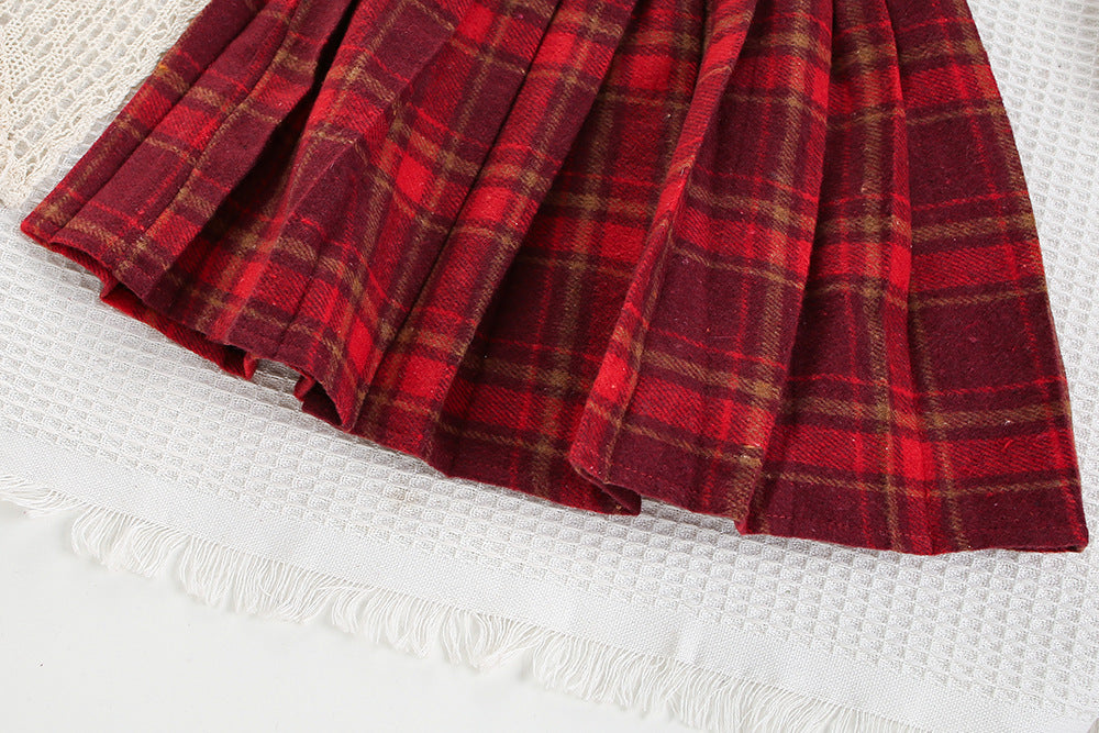 Vestido de invierno de una sola pieza con diseño clásico.