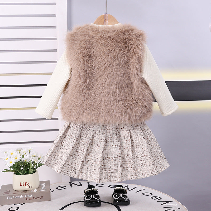 Conjunto de 3 piezas: chaleco de piel, camiseta interior cálida y falda de tweed.