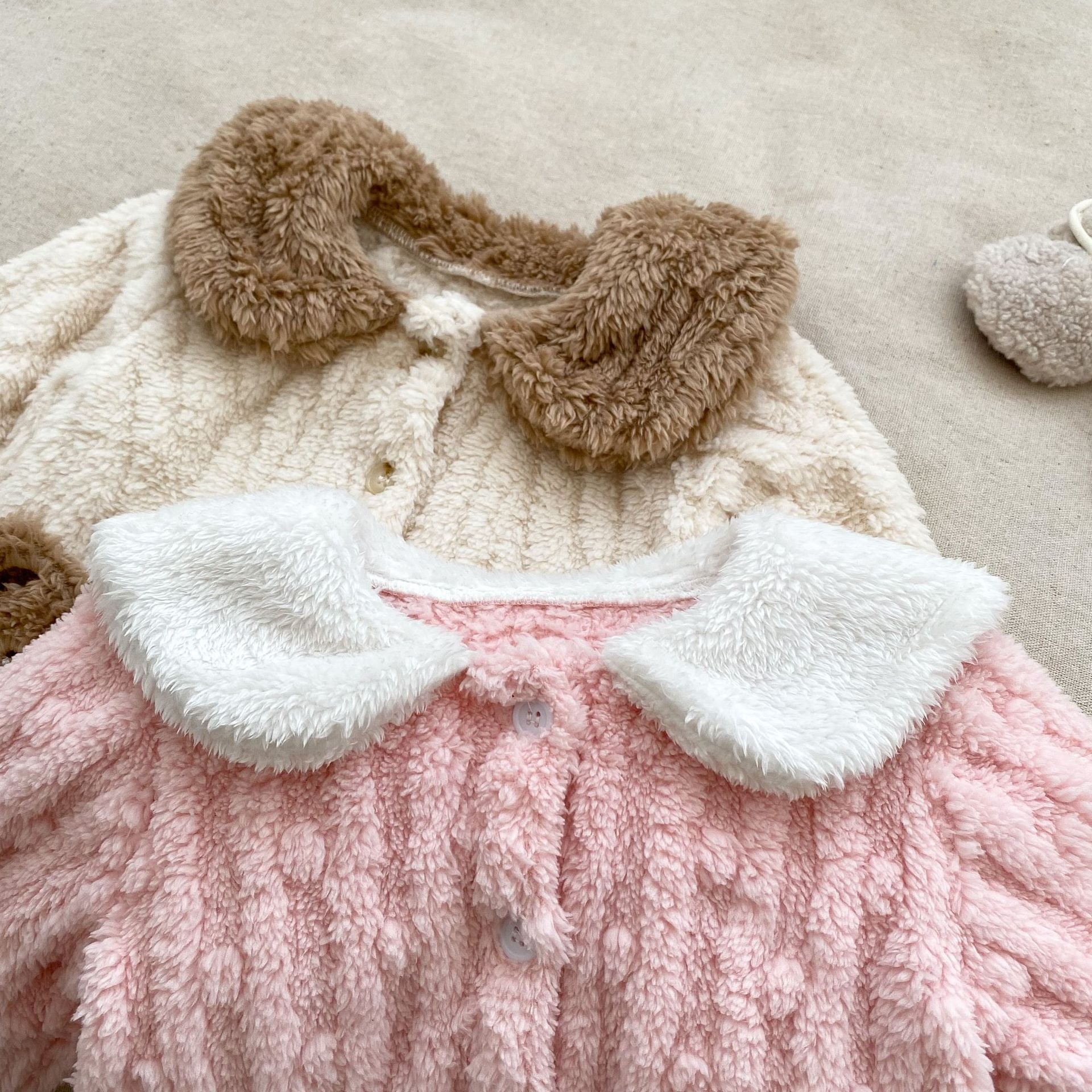 Conjunto de 2 piezas: sudadera de terciopelo con cuello alto y pantalón acanalado de terciopelo.