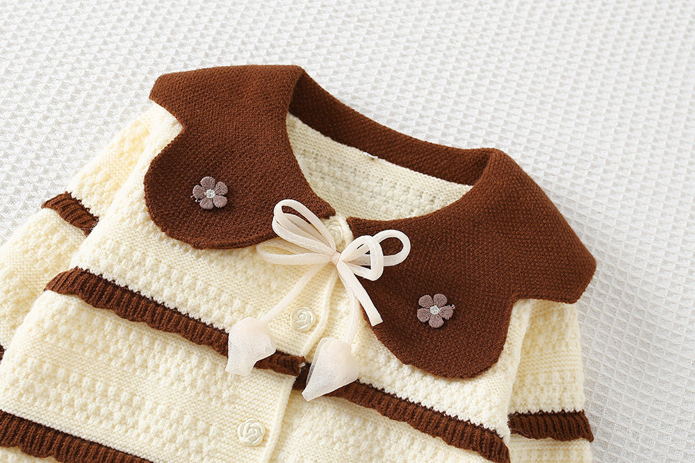 Vestido de niña de invierno elegante con diseño moderno y un toque clásico.