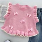 Conjunto de 2 piezas: camisa rosa con pantalón vaquero decorado.