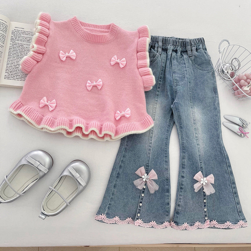 Conjunto de 2 piezas: camisa rosa con pantalón vaquero decorado.