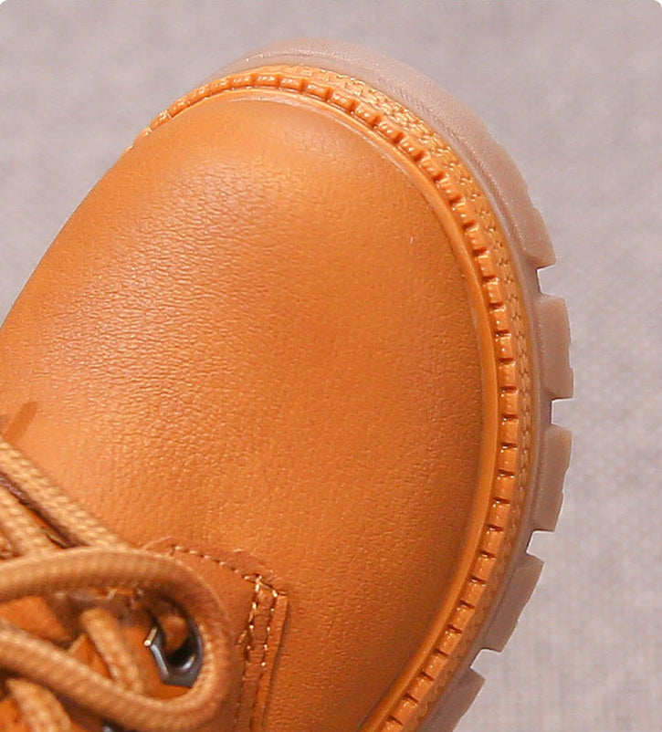 بوت شتوي بتصميم عصري مع رسمة دبدوب جانبية