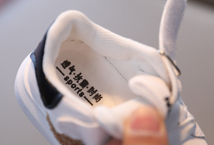 حذاء رياضي بتصميم كلاسيكي