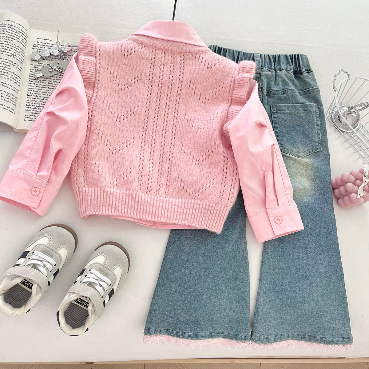 Conjunto rosa para niñas de 3 piezas: camisa, suéter de punto y pantalón vaquero.