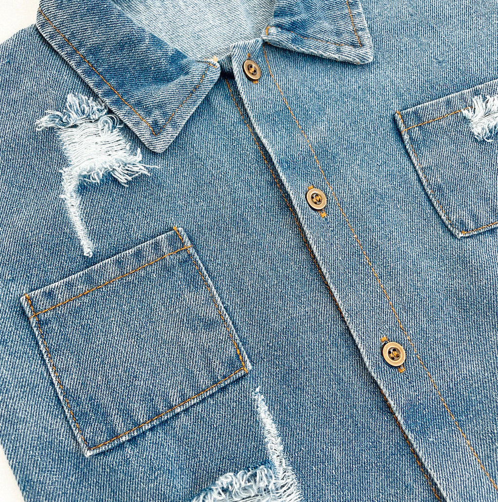 Mono vaquero de una pieza con diseño moderno