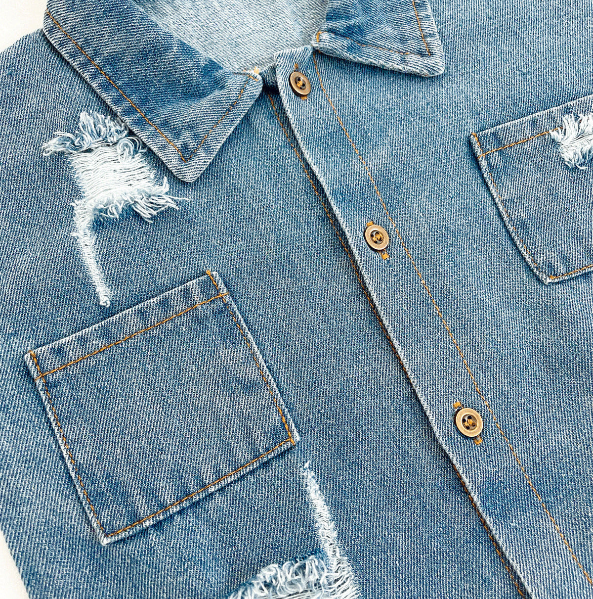 Mono vaquero de una pieza con diseño moderno