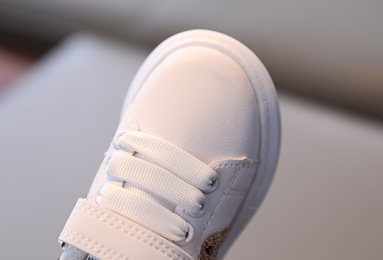 حذاء رياضي بتصميم كلاسيكي