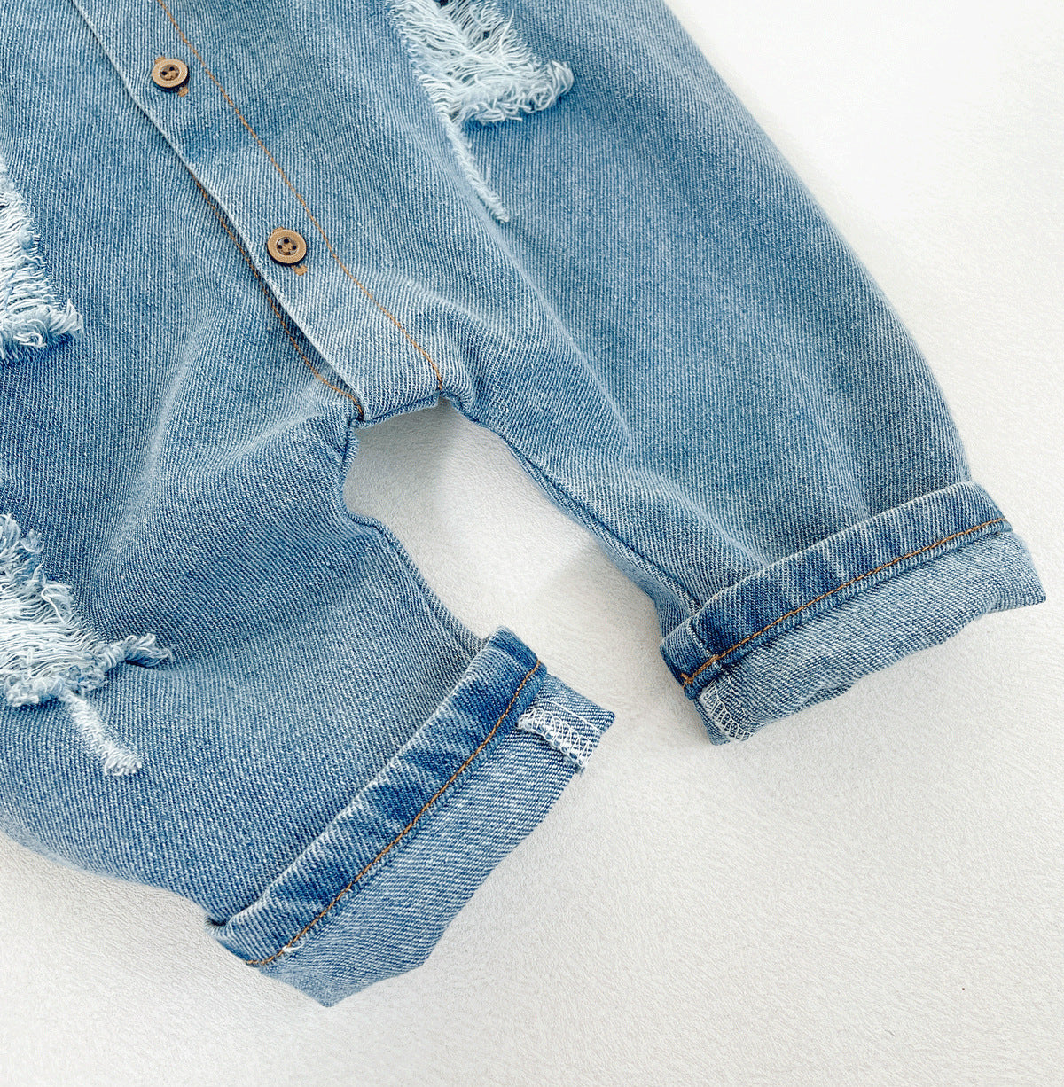 Mono vaquero de una pieza con diseño moderno