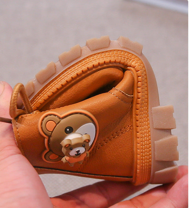 بوت شتوي بتصميم عصري مع رسمة دبدوب جانبية