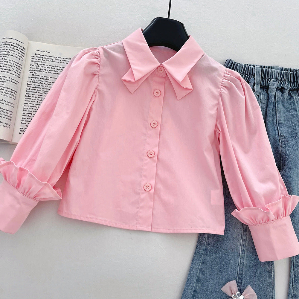 Conjunto de 2 piezas: camisa rosa con pantalón vaquero decorado.