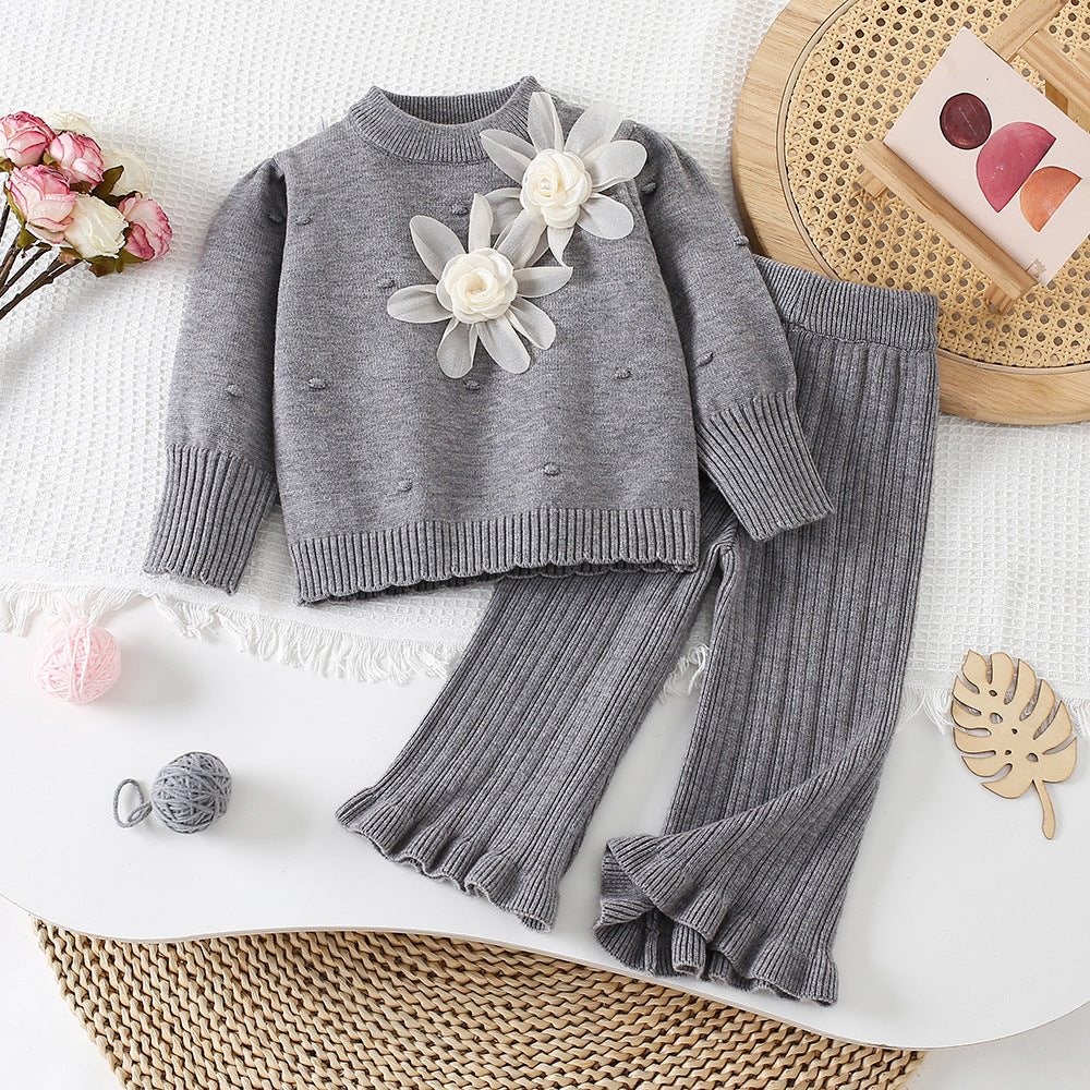 Conjunto de 2 piezas: blusa tejida decorada con flores y pantalón tejido acanalado.