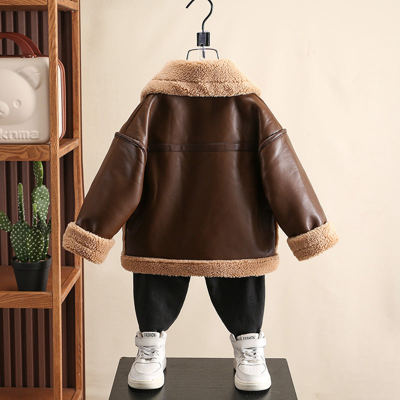 Chaqueta de invierno con diseño elegante que combina cuero y forro cálido de piel.