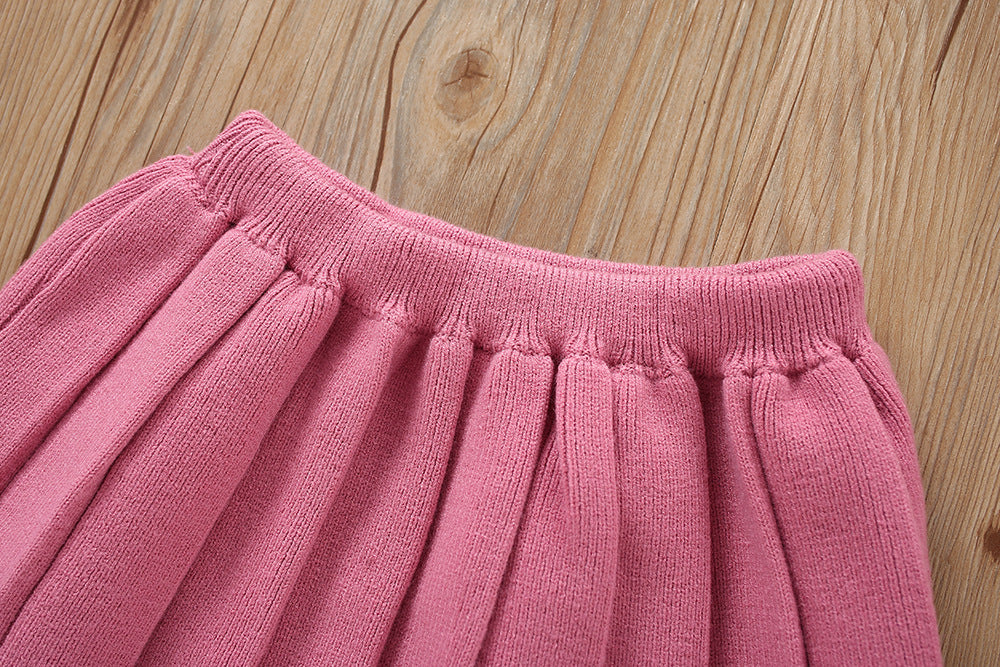 Vestido de niña tejido de invierno de dos piezas: top y falda.