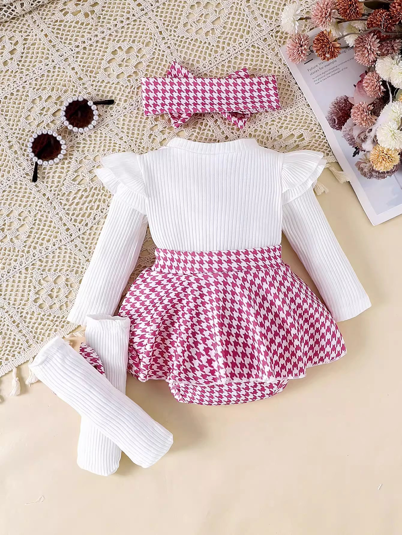 Conjunto completo para niñas con un look clásico y moderno.
