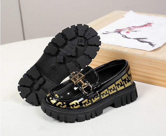 حذاء لوفر بتصميم عصري بلمسة ذهبية