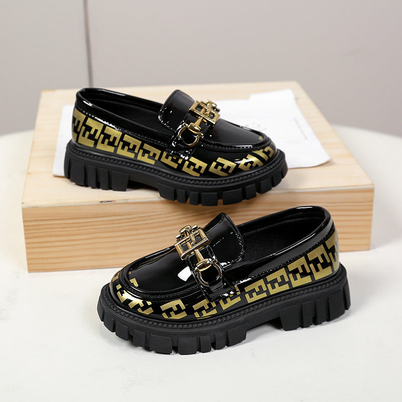 حذاء لوفر بتصميم عصري بلمسة ذهبية