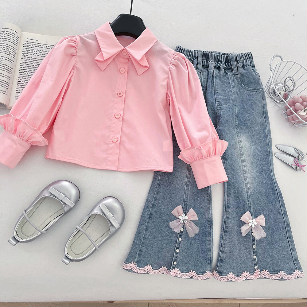Conjunto de 2 piezas: camisa rosa con pantalón vaquero decorado.