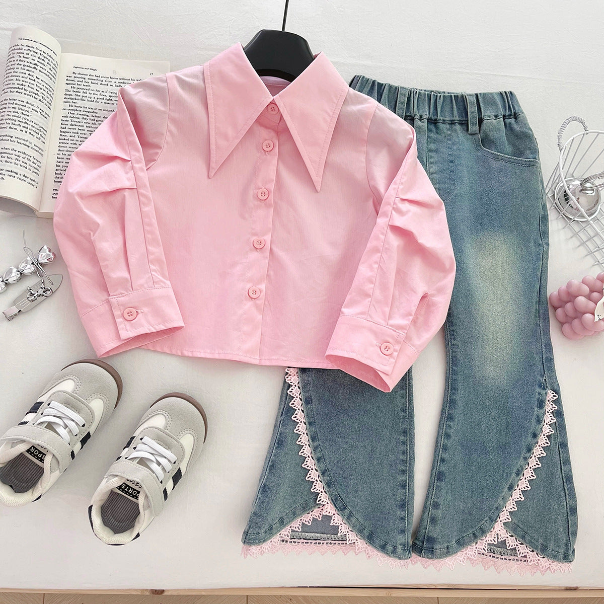 Conjunto rosa para niñas de 3 piezas: camisa, suéter de punto y pantalón vaquero.