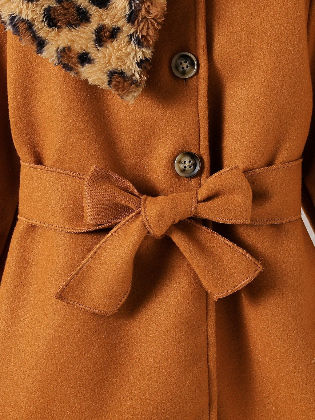 Abrigo de terciopelo suave con toque cálido y detalles de piel estampada.