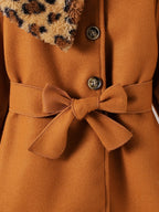 Abrigo de terciopelo suave con toque cálido y detalles de piel estampada.