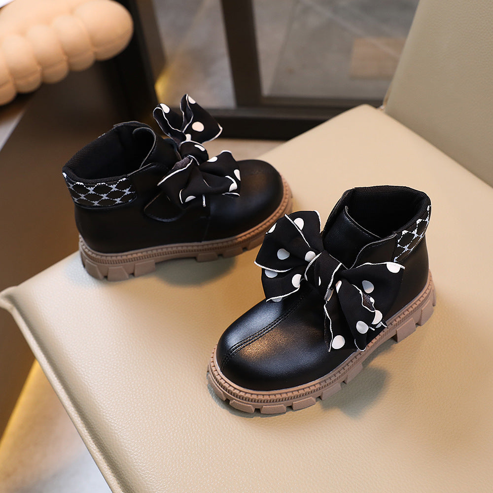 بوت شتوي أنيق بتصميم بفيونكة قماشية منقطة