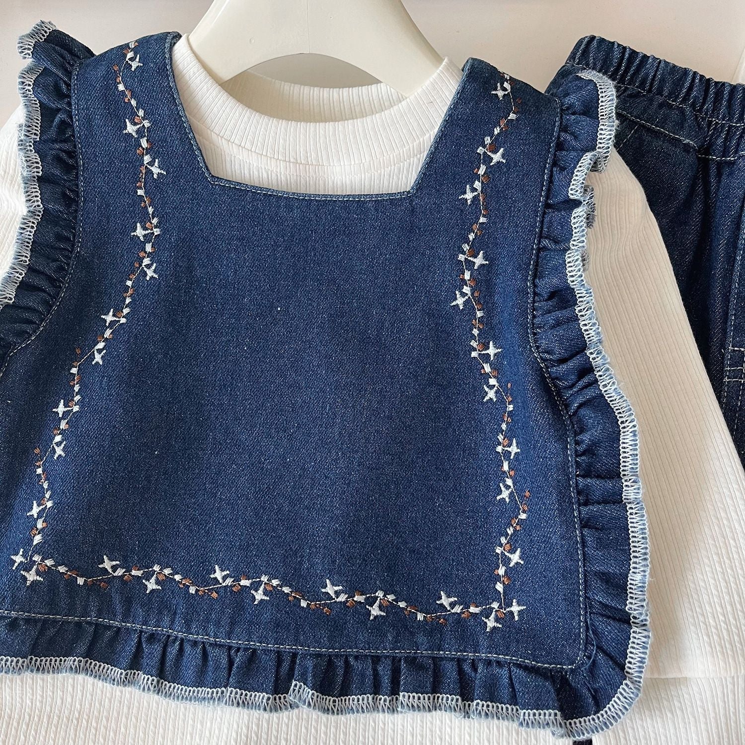Conjunto de 3 piezas para niñas: blusa, chaleco de mezclilla y pantalón.